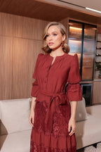 Simone - Vestido Mídi em Alfaiataria com Renda Floral e Faixa na Cintura